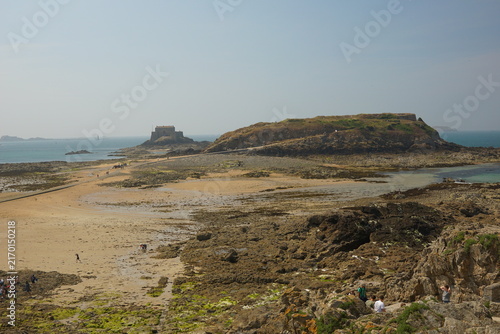 Foto Low tide view of Grand Be island and Fort National in Saint-Malo, Brittany, France