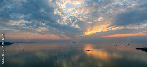 Canvastavla Hefei Chaohu Zhongmiao Sunset Tyndall Light Aerial Photo: Golden Rays Pierce Clo