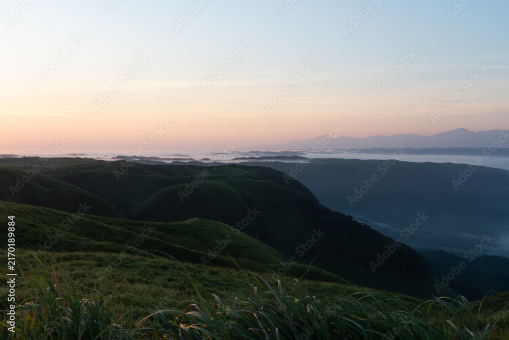 Fototapeta premium 大観峰から眺める北外輪山の山並みと夜明けの空