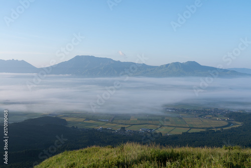 Naklejka 早朝の大観峰から望む阿蘇谷と雲海と阿蘇山