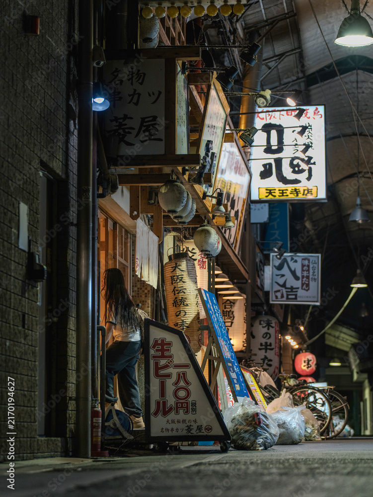 Obraz premium 夜の阪和商店街/Night market street scene with neon signs and lanterns