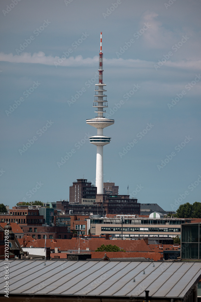 Obraz premium Hamburg, Germany - June 30, 2026: Heinrich Hertz Tower telecommunications tower rising above the Hamburg skyline in Germany.