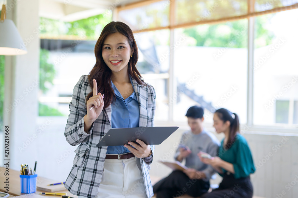 Obraz premium Businesswoman having idea presenting business strategy in office