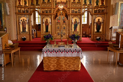 Foto Interior of a traditional Ukrainian church with decorated altar and iconostasis