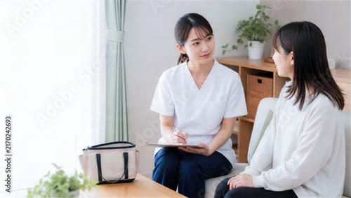 訪問看護師が若年在宅療養者と対話する