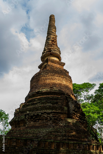 Foto Ancient pagoda made of stones inside Sukhothai Historical Park, Thailand