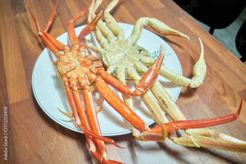 Obraz na płótnie A visual comparison of two premium steamed winter marine crustaceans on a plate