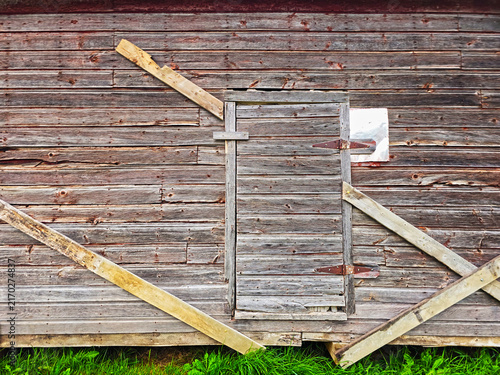 Canvastavla Old weathered wooden barn wall with a closed door reinforced by makeshift diagon