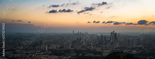 Quadro su tela From the summit of Purple Mountain in Nanjing at dusk, overlooking the entire ci