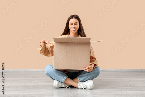 Foto Online shopping and delivery, happy woman opening a cardboard box with a new pur