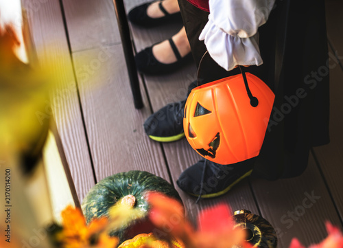 Foto Little children trick or treating on Halloween