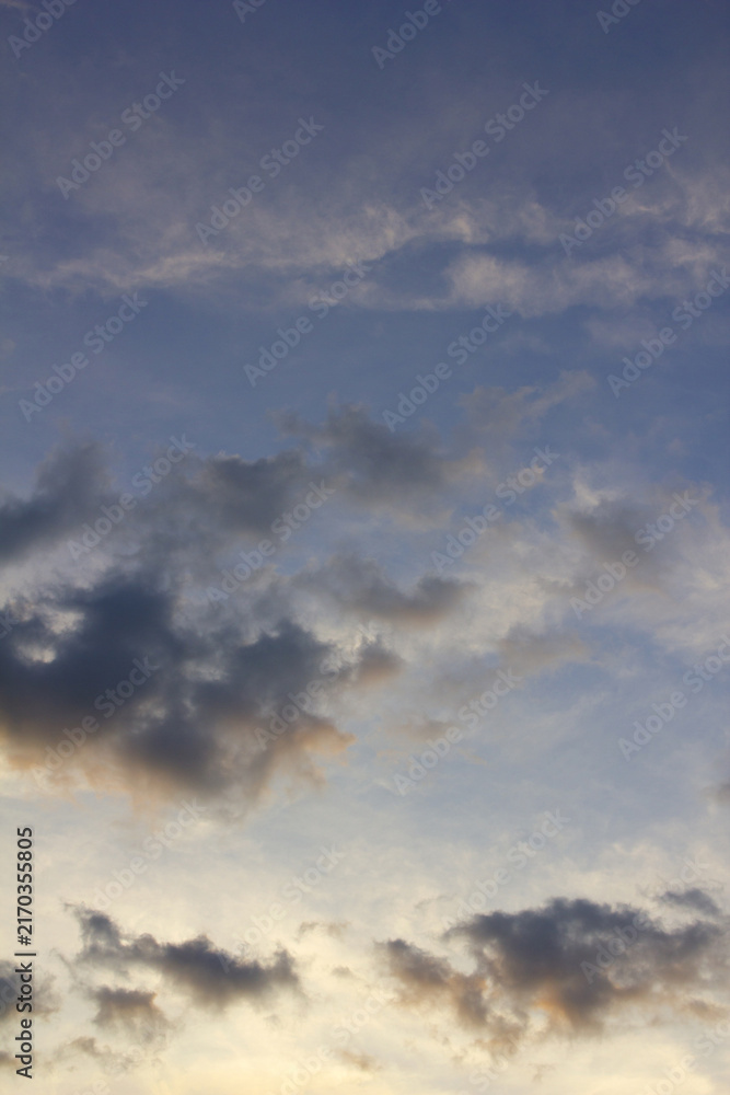 Obraz premium It is a sunset sky with cirrus clouds.