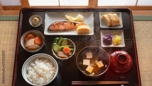 Plakat 温泉旅館の朝食、出汁の香る旅館膳 生成AI