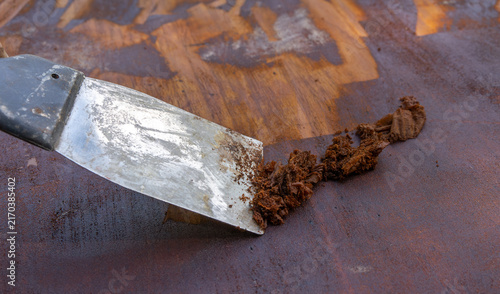 Fotografía Metal scraper removing old varnish and paint from wooden surface