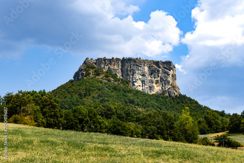 Konstfotografi Dramatic vertical cliff of Pietra di Bismantova rising above lush green forests