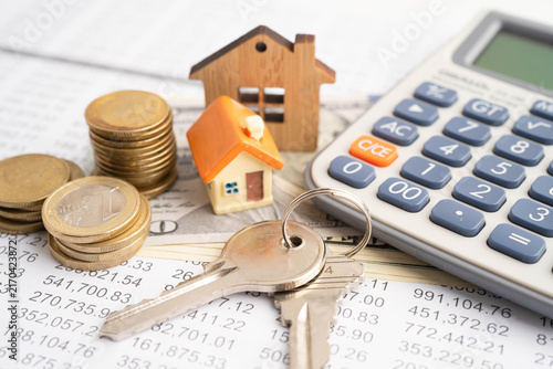 Fotografía House on stack coins, mortgage home loan insurance finance.