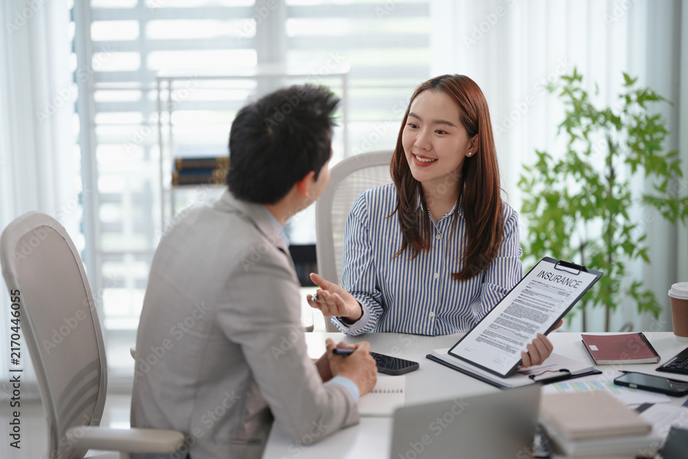 Obraz premium Real estate agent broker and customer with loan or insurance contract documents