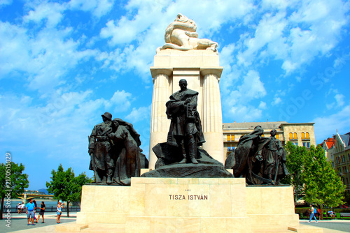 Obraz na plátně BUDAPEST, HUNGARY - AUGUST 29, 2025: Istvan Tisza Monument