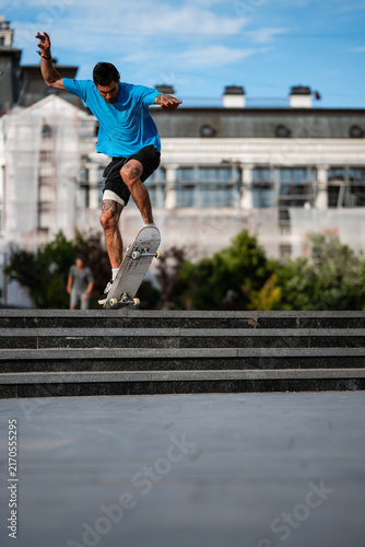 Canvastavla Skateboarder performing kickflip trick jumping stairs