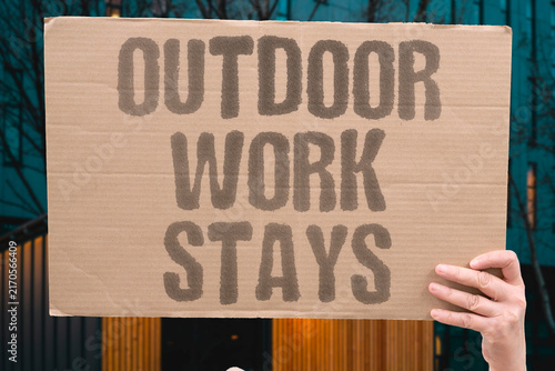 Fotografie "Outdoor work stays" Outdoor work stays resistant to AI