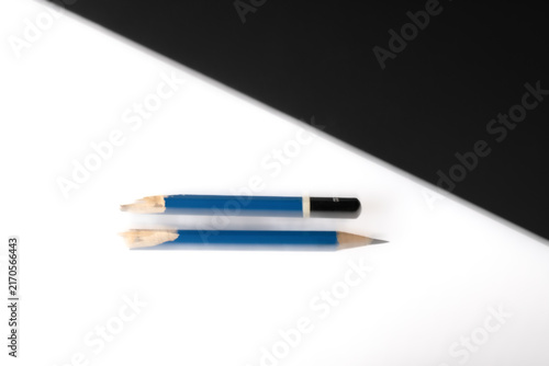 Foto Top view of broken and failing blue pencils on a diagonal black and white background with intentional blur representing creative block and frustration