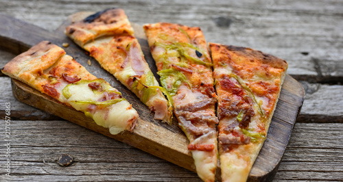 Foto Slices Tasty hot italian carbonara pizza with ham, bechamel sauce,mushroom,toma