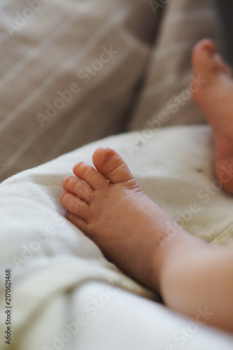 Bild auf Leinwand Newborn baby feet showing small toes and soft skin