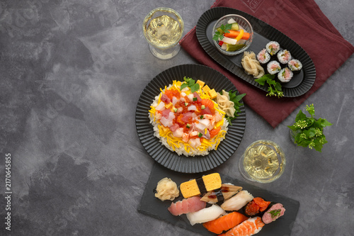 彩り豊かな海鮮ちらし寿司と握り寿司を楽しむ和食の食卓