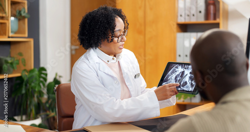 Fotografía Consulting, tablet screen and xray with doctor of patient in office for feedback or MRI review