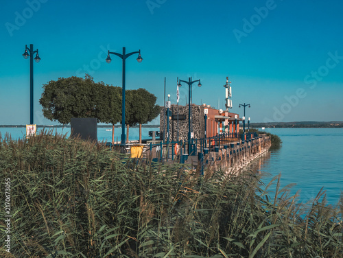 Cuadro en lienzo Waterfront pier beside a calm lake