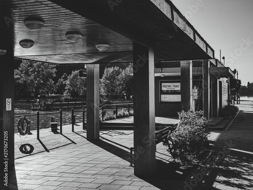 Plakat Ticket pavilion beside a waterfront promenade