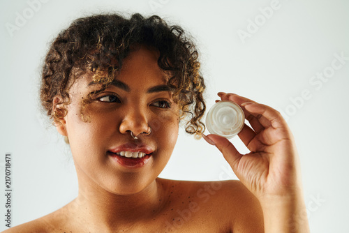 Fotografía Confident young woman enjoying self care with a beauty product