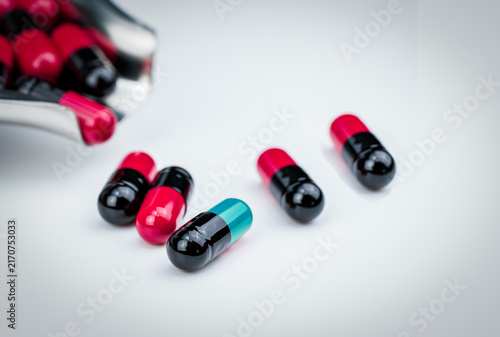 Obraz na płótnie Selective focus blue-green capsule pill and drug tray with red-black capsule