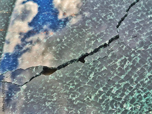Quadro su tela The car's rear window shattered into pieces, revealing an abstract pattern and appearing split in two