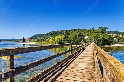 Fotografie Historische Holzbrücke zur Klosterinsel Werd am Hochrhein/Untersee bei Eschenz und Stein am Rhein in der Schweiz