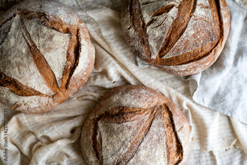 Fotografía Artisan sourdough loaves on cloth
