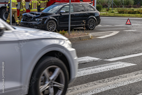 Fotografía Fatal Pedestrian Accident at Crosswalk with Damaged Black Car