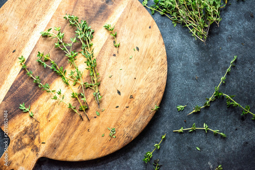 Bild auf Leinwand Fresh herbs on wooden board