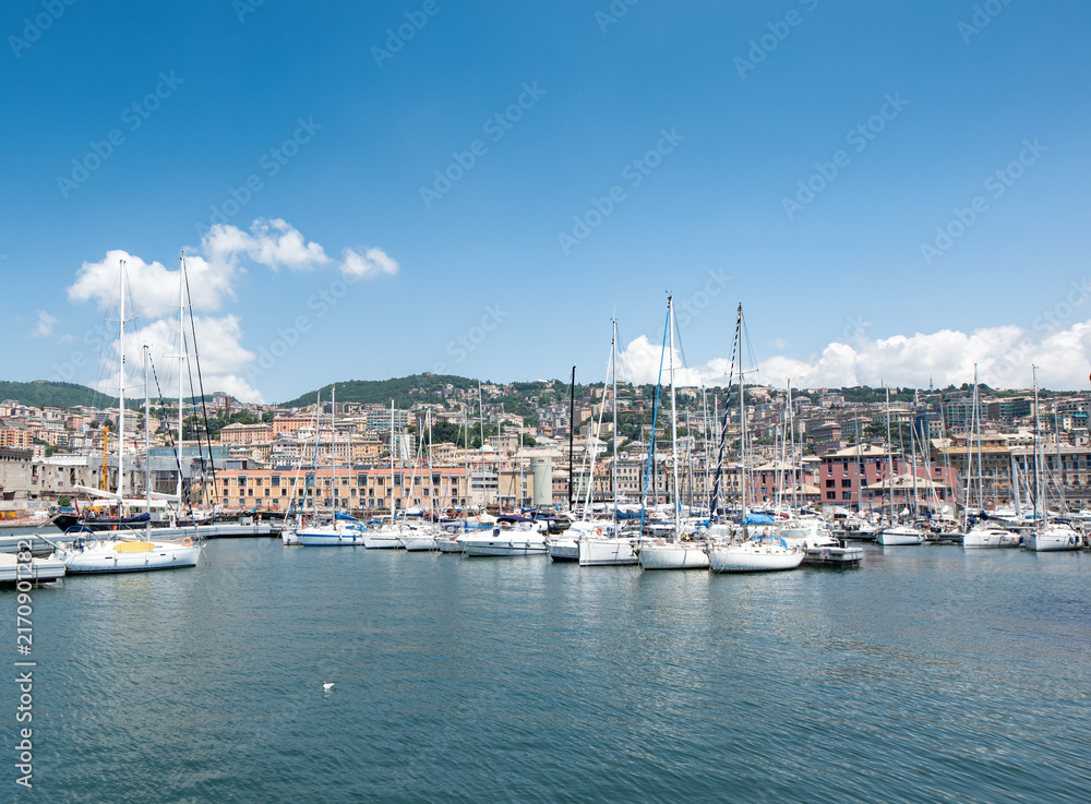 Fototapeta premium Porto di Genova, con tutti i suoi palazzi storici, la marina, e i pontili
