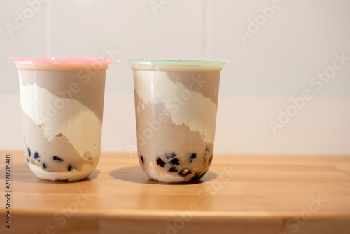 Foto Two cups of bubble tea on a wooden surface