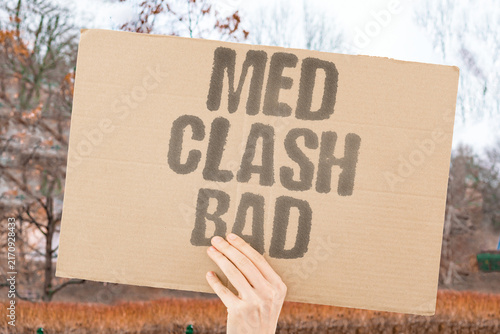 Foto "Med clash bad" Dangerous drug interactions with sedatives antibiotics and thyroid medications