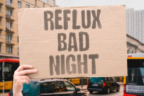 Foto "Reflux bad night" Lower esophageal sphincter relaxation worsens heartburn