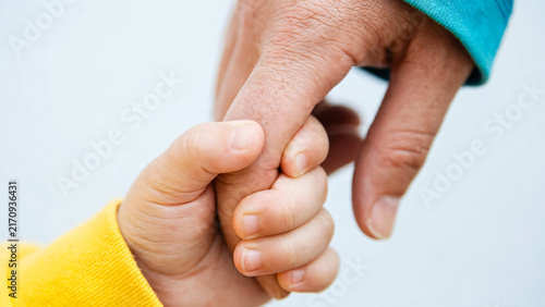 Main d'enfant tenant la main de son parent