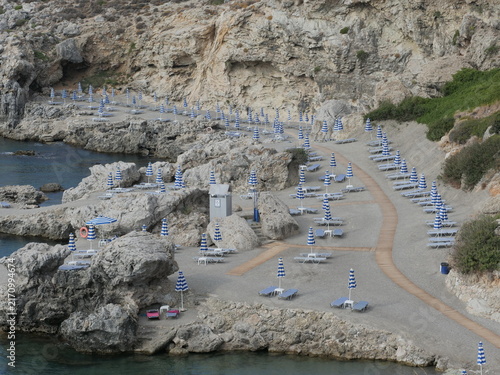 Cuadro en lienzo Exclusive resort beach with sun loungers and wooden walkways on a steep coast