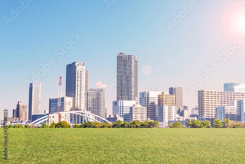Obraz na płótnie 緑豊かな東京の高層マンションと高層ビルの都市風景