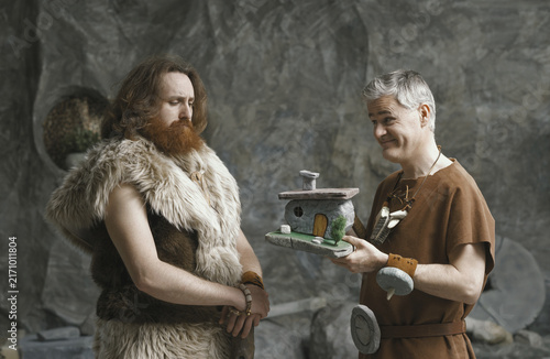Foto Stone Age real estate agent persuading a customer to buy a house