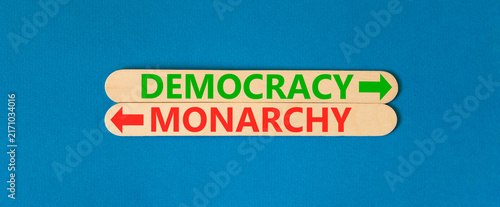 Foto Democracy or monarchy words symbol