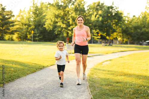 Foto mother and daughter jog together on summer season