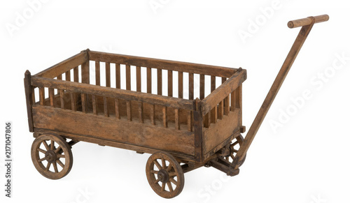 Alter Holzwagen mit Speichenraedern und Schubstange auf weissem Hintergrund
