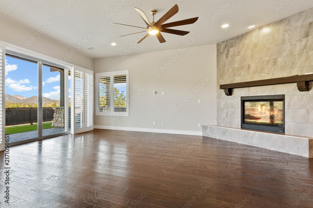 Naklejka premium Modern living room with fireplace and large windows